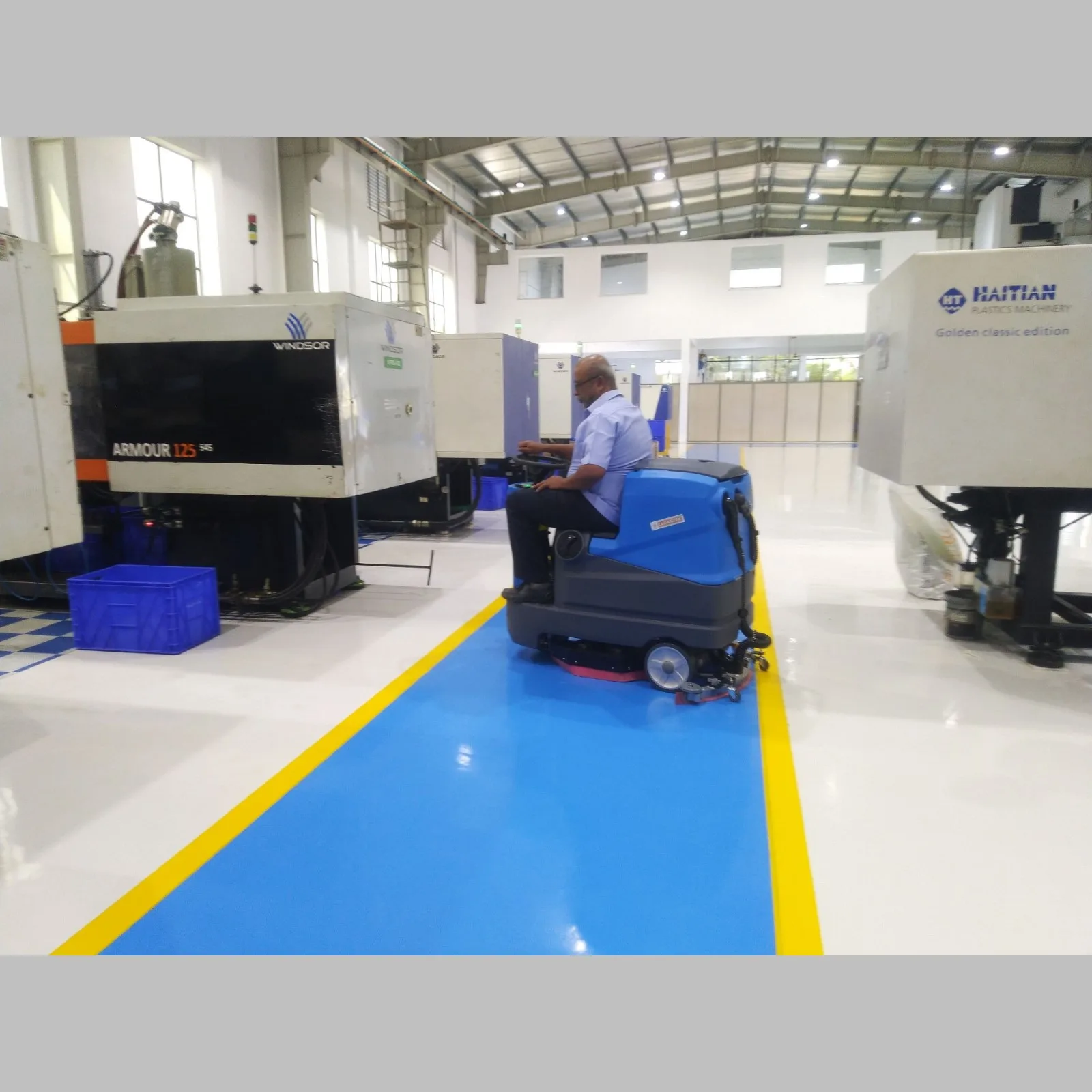 Ride on scrubber drier